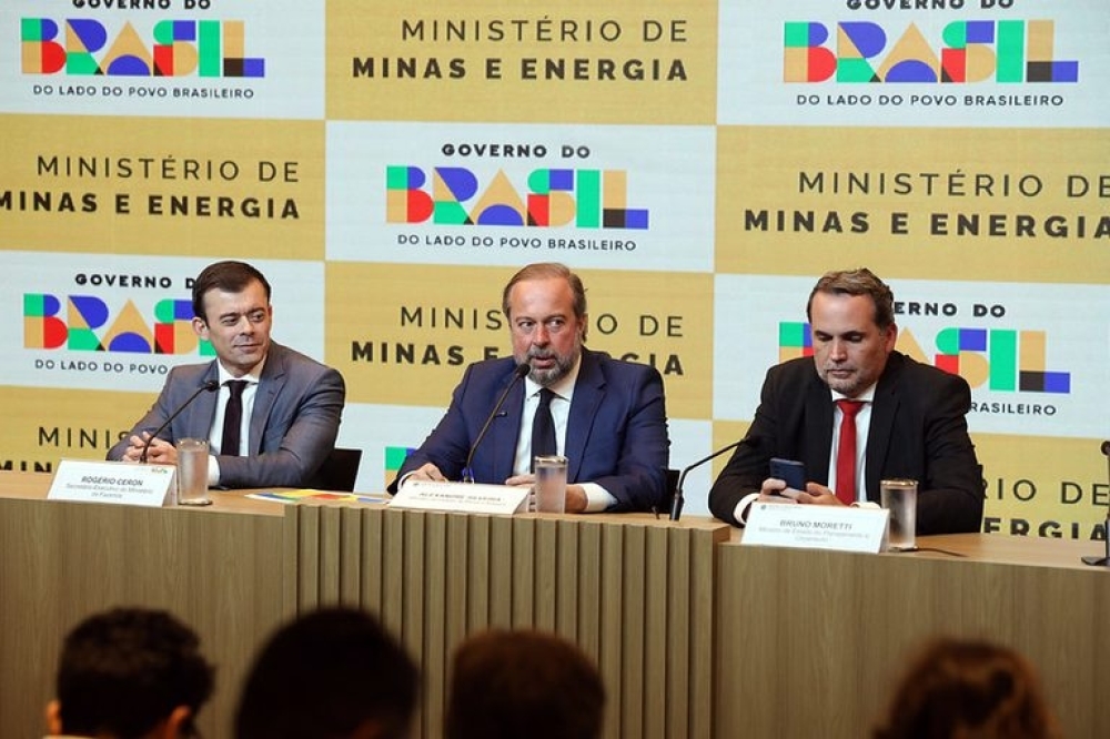 Governo do Brasil anuncia subvenção à gasolina e ao diesel para proteger bolso da população