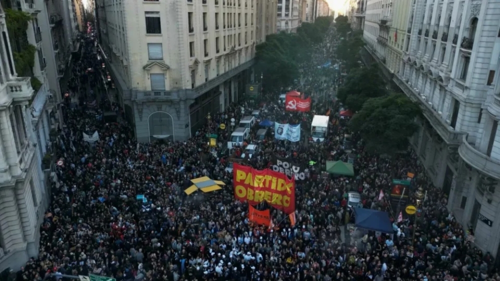 Multidão vai às ruas na Argentina contra cortes de Milei nas universidades públicas
