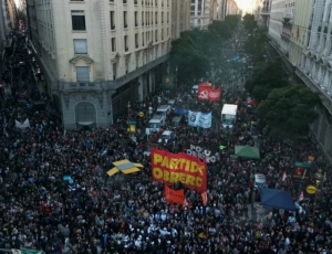 Multidão vai às ruas na Argentina contra cortes de Milei nas universidades públicas