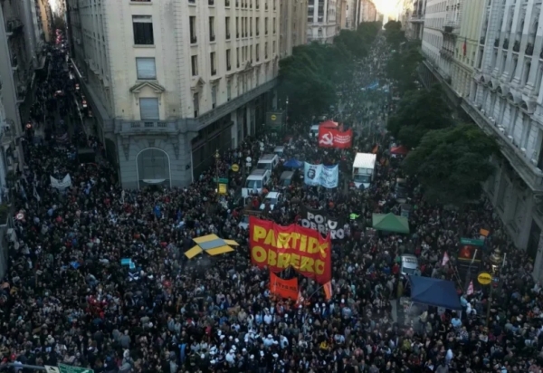 Multidão vai às ruas na Argentina contra cortes de Milei nas universidades públicas