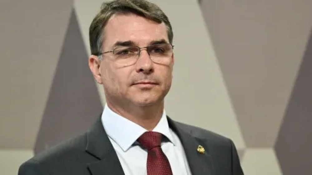 Deputados pedem investigação sobre relação entre Vorcaro e Flávio