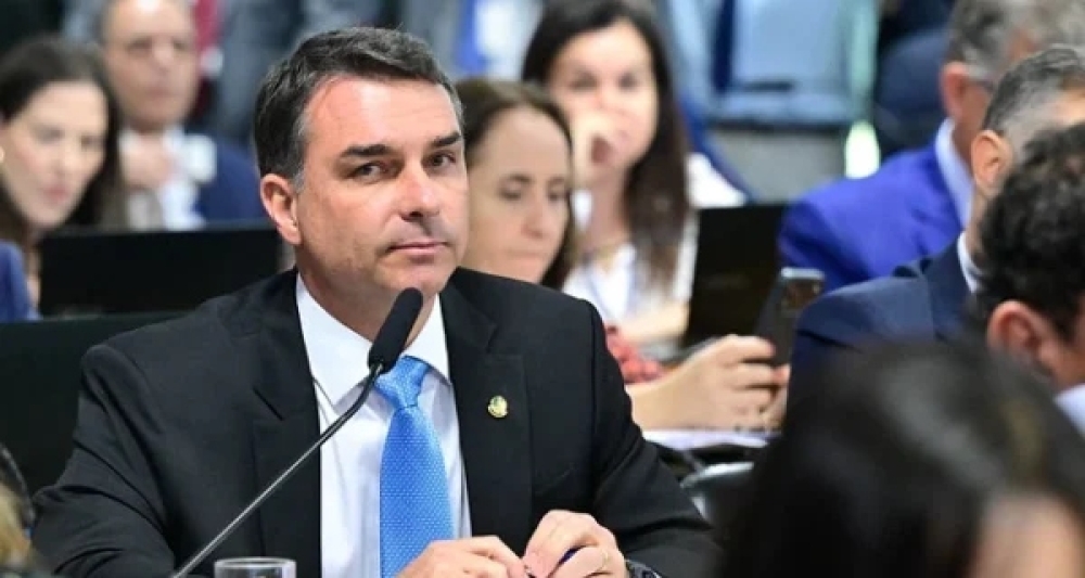 MOSTRA O CONTRATO: Flávio Bolsonaro alega ‘sigilo contratual’ para esconder contato com Vorcaro