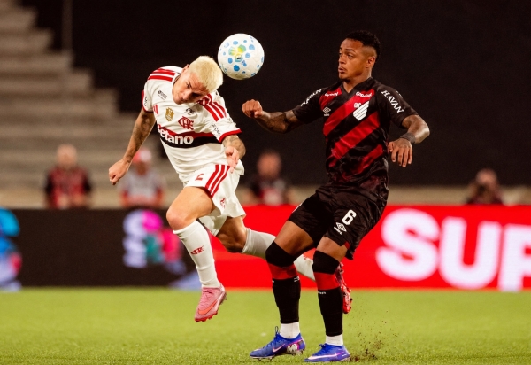 Com falha de Rossi e expulsão no final, Athletico-PR e Flamengo empatam na Arena da Baixada