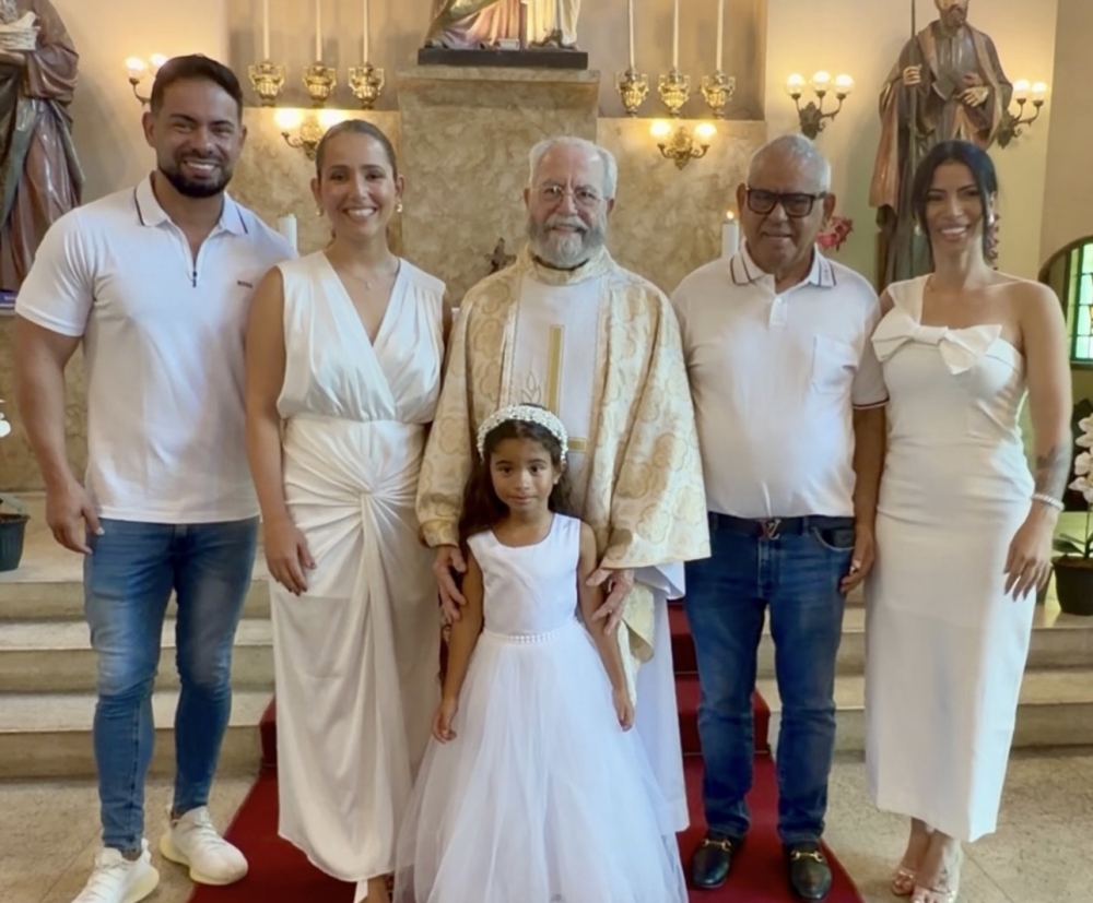 Batizado da filha emociona vice-presidente da GRES Acadêmicos do Grande Rio e reúne família em momento de fé e amor
