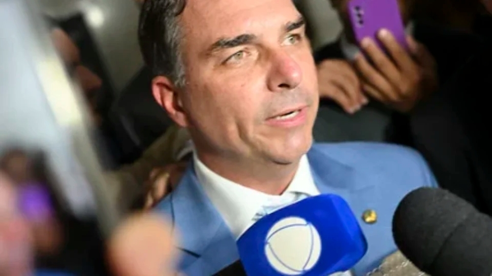 Flávio Bolsonaro perderia para Haddad e Alckmin no segundo turno, aponta Atlas