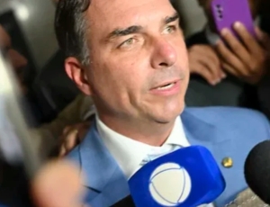 Flávio Bolsonaro perderia para Haddad e Alckmin no segundo turno, aponta Atlas