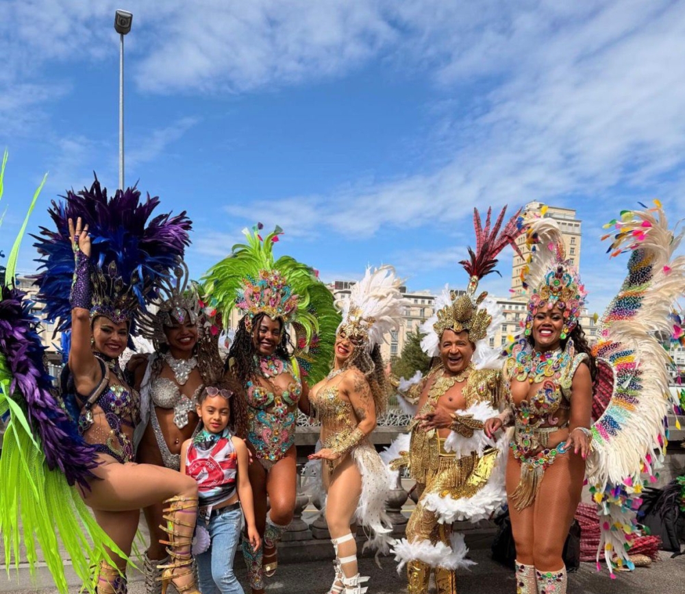 Carnaval da Suíça ganha brilho brasileiro com a presença do muso Thiago Lisboa na Unidos de Lausanne