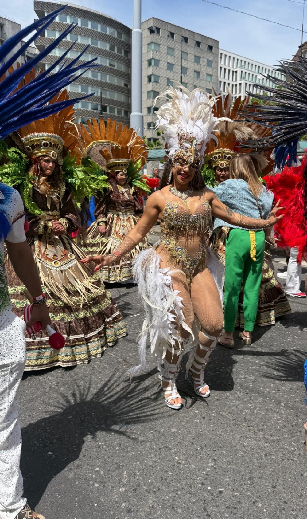 Com beleza marcante e samba no pé, Lisa Oliveira é destaque da Unidos de Lausanne na Suíça.