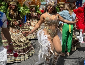 Com beleza marcante e samba no pé, Lisa Oliveira é destaque da Unidos de Lausanne na Suíça.