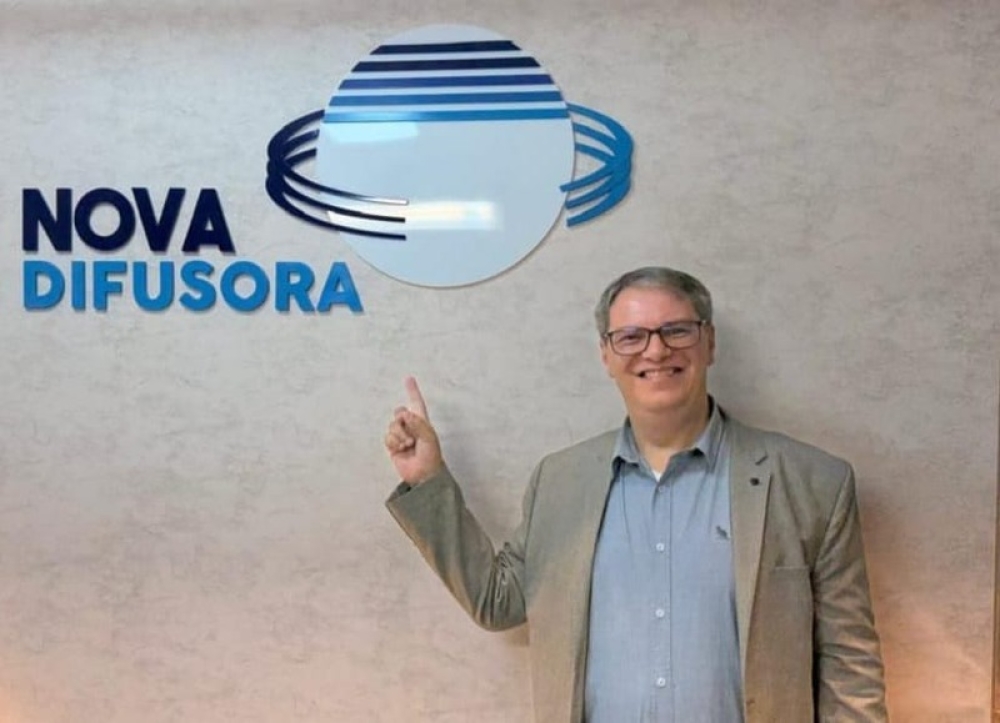 O empresário Claudio Gonçalves destaca o empreendedorismo feminino e o impacto social dos negócios na Rádio Nova Difusora