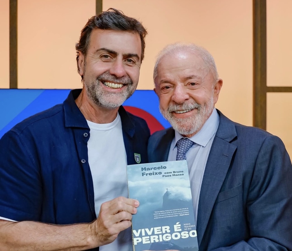 Marcelo Freixo entrega livro ao presidente Lula e relembra trajetória de inspiração política construída desde os anos 80