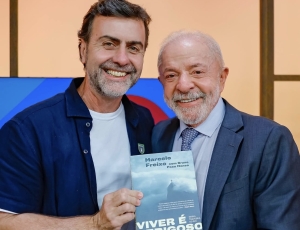 Marcelo Freixo entrega livro ao presidente Lula e relembra trajetória de inspiração política construída desde os anos 80