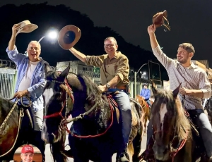 Pré-campanha em Paracambi: Paes, Andrezinho e André Ceciliano participam de cavalgada