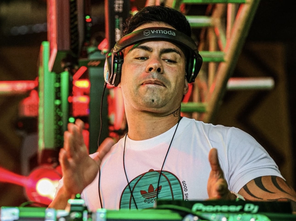 Dos Palcos aos Grandes Eventos: DJ Junior Ribeiro consolida carreira de sucesso e se torna referência no entretenimento carioca