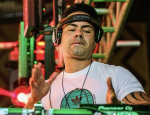 Dos Palcos aos Grandes Eventos: DJ Junior Ribeiro consolida carreira de sucesso e se torna referência no entretenimento carioca