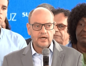 Governador interino substitui 20 secretários: Ricardo Couto reformula Rio em dois meses com 2,7 mil exonerações e cerco à Refit consolidam novo poder no Executivo
