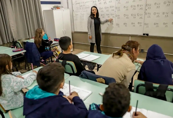 Senado aprova MP que estabelece piso de R$ 5.130 para professores