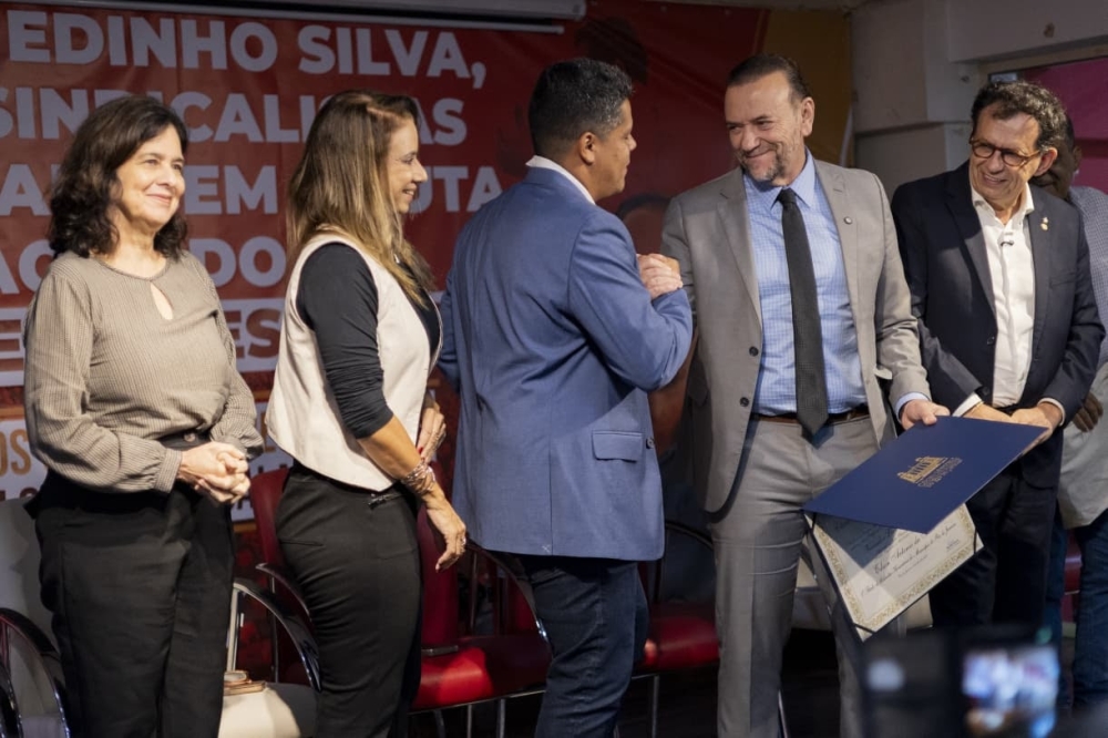 Edinho Silva recebe título de Cidadão Honorário do Rio com presença de parlamentares e lideranças sindicais