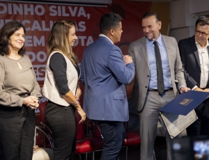 Edinho Silva recebe título de Cidadão Honorário do Rio com presença de parlamentares e lideranças sindicais