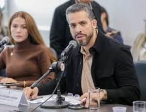 Deputada Renata Souza citou Sarah Poncio durante discussão com Rodrigo Amorim; 'Respeite sua mulher que está aí do seu lado' e PL protocola representação no Conselho de Ética 