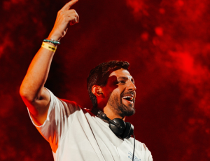 Ric Rulie aposta na mistura entre eletrônico e funk em ‘Assanhada’ com WC no Beat