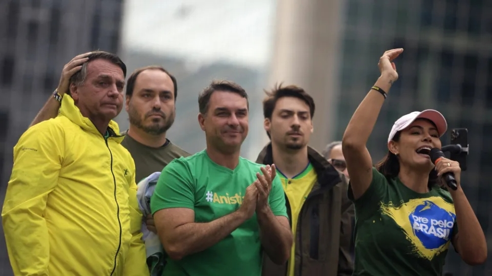 Clã Bolsonaro teve relação com suspeitos de envolvimento no crime organizado; relembre casos