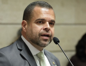 Vereador Poubel propõe farmácias credenciadas para cobrir falta de remédios na rede municipal