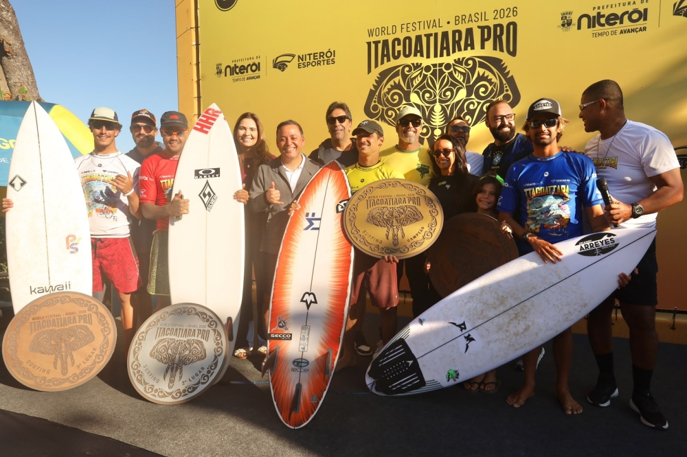 Prefeito Rodrigo Neves participa da premiação do campeonato profissional de surfe do Itacoatiara Pro 2026