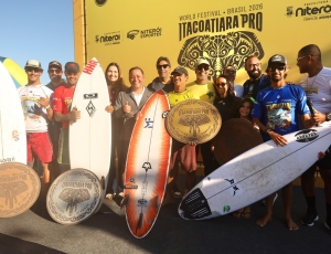 Prefeito Rodrigo Neves participa da premiação do campeonato profissional de surfe do Itacoatiara Pro 2026