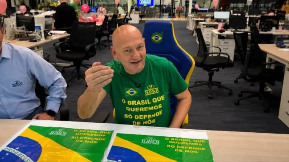 Dono da Havan diz que Justiça quer proibir bandeira do Brasil em sacolas e fala em perseguição