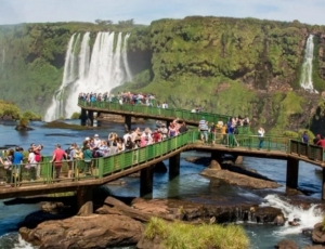 Turista pula nas Cataratas do Iguaçu para recuperar celular que havia caído; VEJA