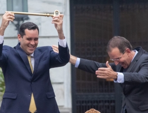 Prefeito do Rio de Janeiro é Comunista ou Capitalista? O embate entre a desapropriação forçada das garagens das empresas de ônibus e o saldão de imóveis públicos indo para leilão a preço vil