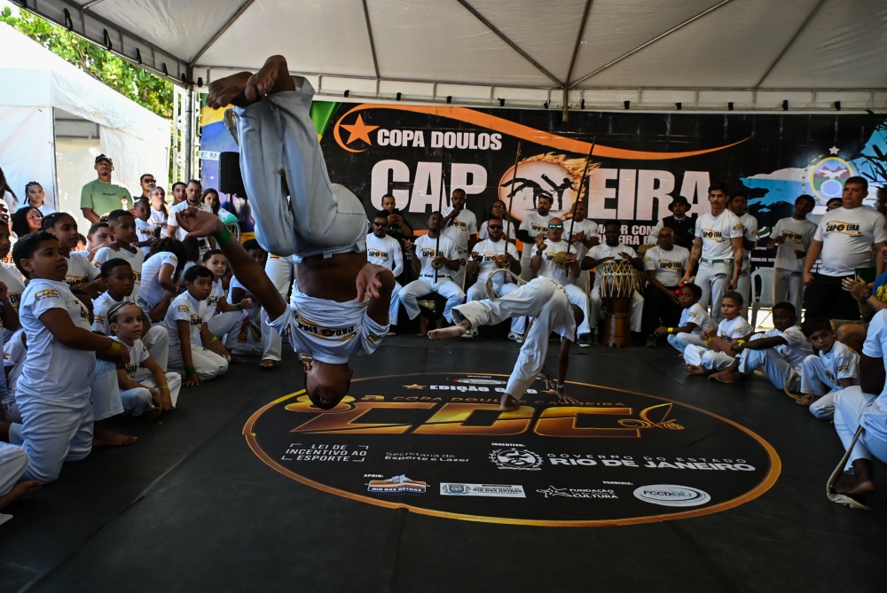 Capoeira ganha destaque com mais de 200 atletas na 8ª Copa Doulos durante feriado de grandes eventos em Rio das Ostras