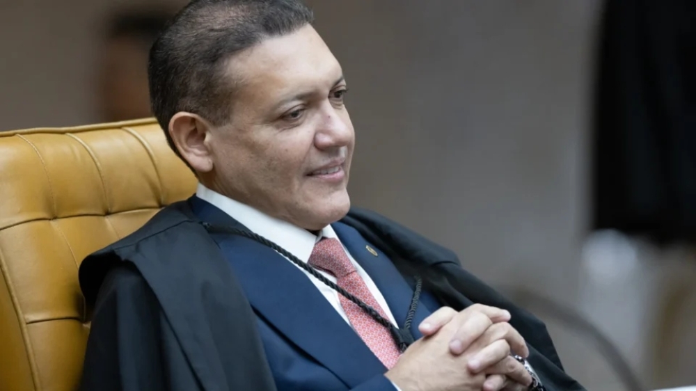 Ministro Nunes Marques manda tirar do ar pesquisa que apontou queda de Flávio Bolsonaro