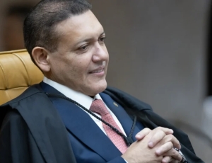 Ministro Nunes Marques manda tirar do ar pesquisa que apontou queda de Flávio Bolsonaro