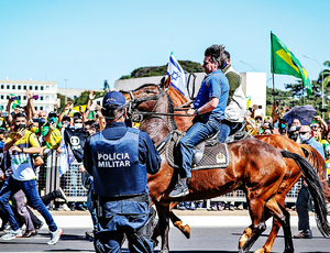O golpe a galope: “Antídoto não está dentro das quatro linhas da Constituição”, diz Bolsonaro