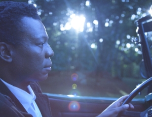  Ator Alexandre Rodrigues participa do marcante e envolvente clipe 
