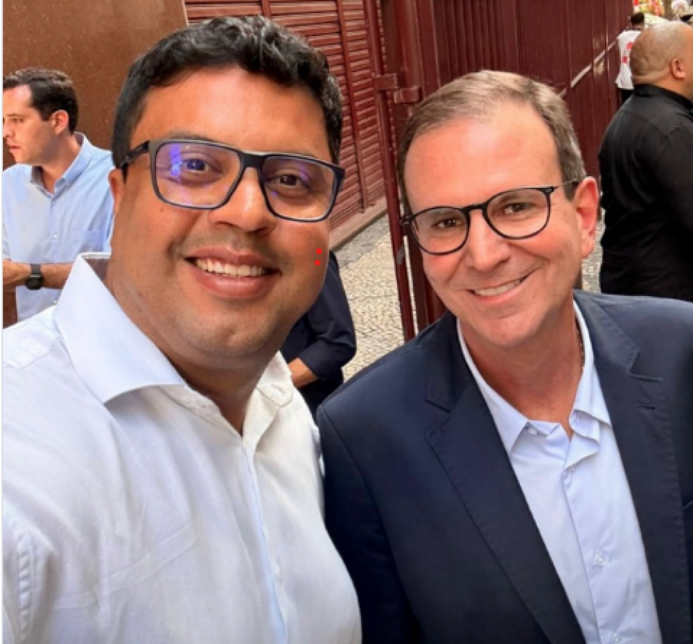 ELTON CRISTO ENTREGA TÍTULO DE CIDADÃO IGUAÇUANO A EDUARDO PAES EM TARDE DE PRESTÍGIO NA CÂMARA