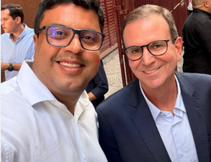 ELTON CRISTO ENTREGA TÍTULO DE CIDADÃO IGUAÇUANO A EDUARDO PAES EM TARDE DE PRESTÍGIO NA CÂMARA