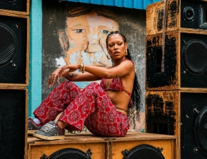 Mya Akoma aposta em mensagem de força e autenticidade no single “O Que é Meu Vem”