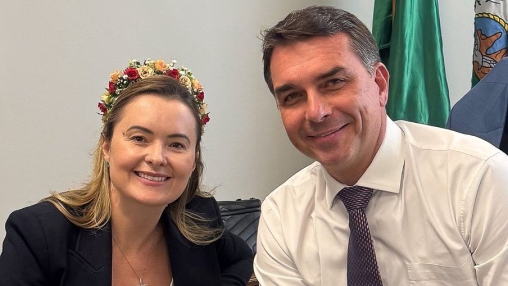 Após folgar 292 dias em 2025, Eduardo Bolsonaro defende Júlia Zanatta a recordista de faltas do Congresso para ser vice de Flavio Bolsonaro