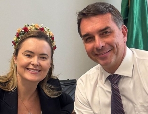 Após folgar 292 dias em 2025, Eduardo Bolsonaro defende Júlia Zanatta a recordista de faltas do Congresso para ser vice de Flavio Bolsonaro