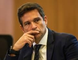 Banco Master amplia crise em Brasília, enquanto Campos Neto segue fora do centro das investigações