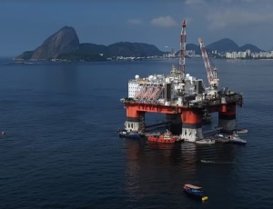 Preços do petróleo caem após anúncio do acordo de paz entre Irã e EUA e reabertura do Estreito de Ormuz