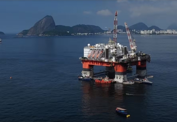 Preços do petróleo caem após anúncio do acordo de paz entre Irã e EUA e reabertura do Estreito de Ormuz