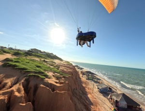 Paulo Rodrigo conquista quinto recorde nacional ao tocar piano durante voo de parapente sobre Canoa Quebrada