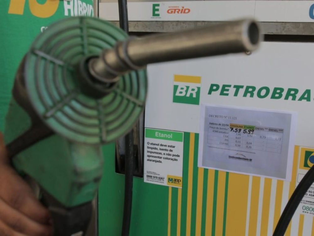 PORQUE A PETROBRAS NÃO ESTÁ DISTRIBUINDO GASOLINA PARA AS DISTRIBUIDORAS A 3 SEMANAS, FALTA DE PRODUÇÃO, IMPORTAÇÃO OU CONTROLAR A LEI DE OFERTA E PROCURA, PORQUE NINGUÉM FALA NADA E A PETROBRAS DETÉM A DISTRIBUIÇÃO