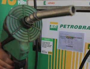 PORQUE A PETROBRAS NÃO ESTÁ DISTRIBUINDO GASOLINA PARA AS DISTRIBUIDORAS A 3 SEMANAS, FALTA DE PRODUÇÃO, IMPORTAÇÃO OU CONTROLAR A LEI DE OFERTA E PROCURA, PORQUE NINGUÉM FALA NADA E A PETROBRAS DETÉM A DISTRIBUIÇÃO