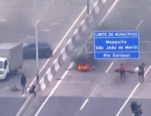 Manifestantes bloqueiam a Via Light e causam congestionamento em Mesquita