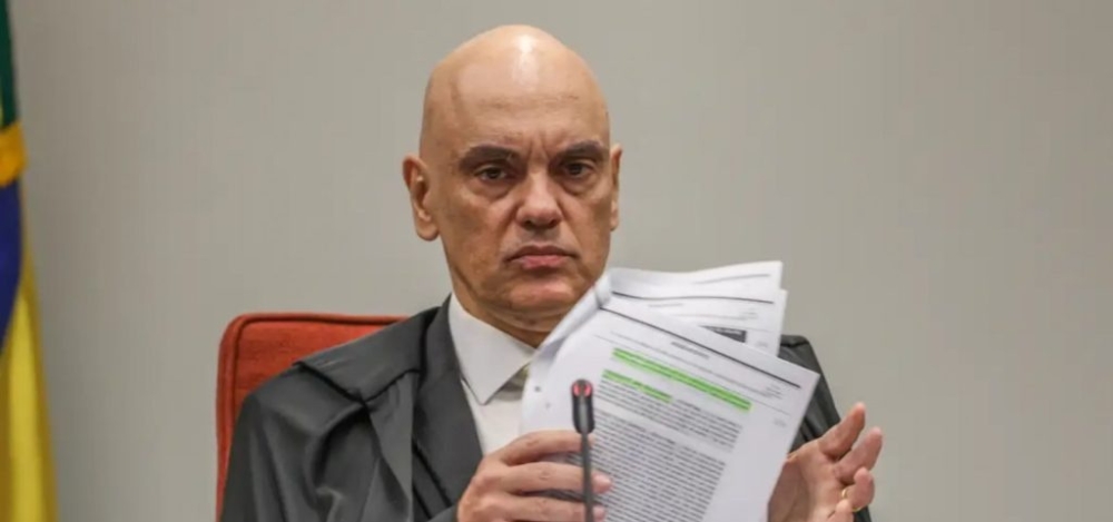 Moraes dá prazo de 24 horas para defesa de Bolsonaro explicar arma apreendida no Distrito Federal